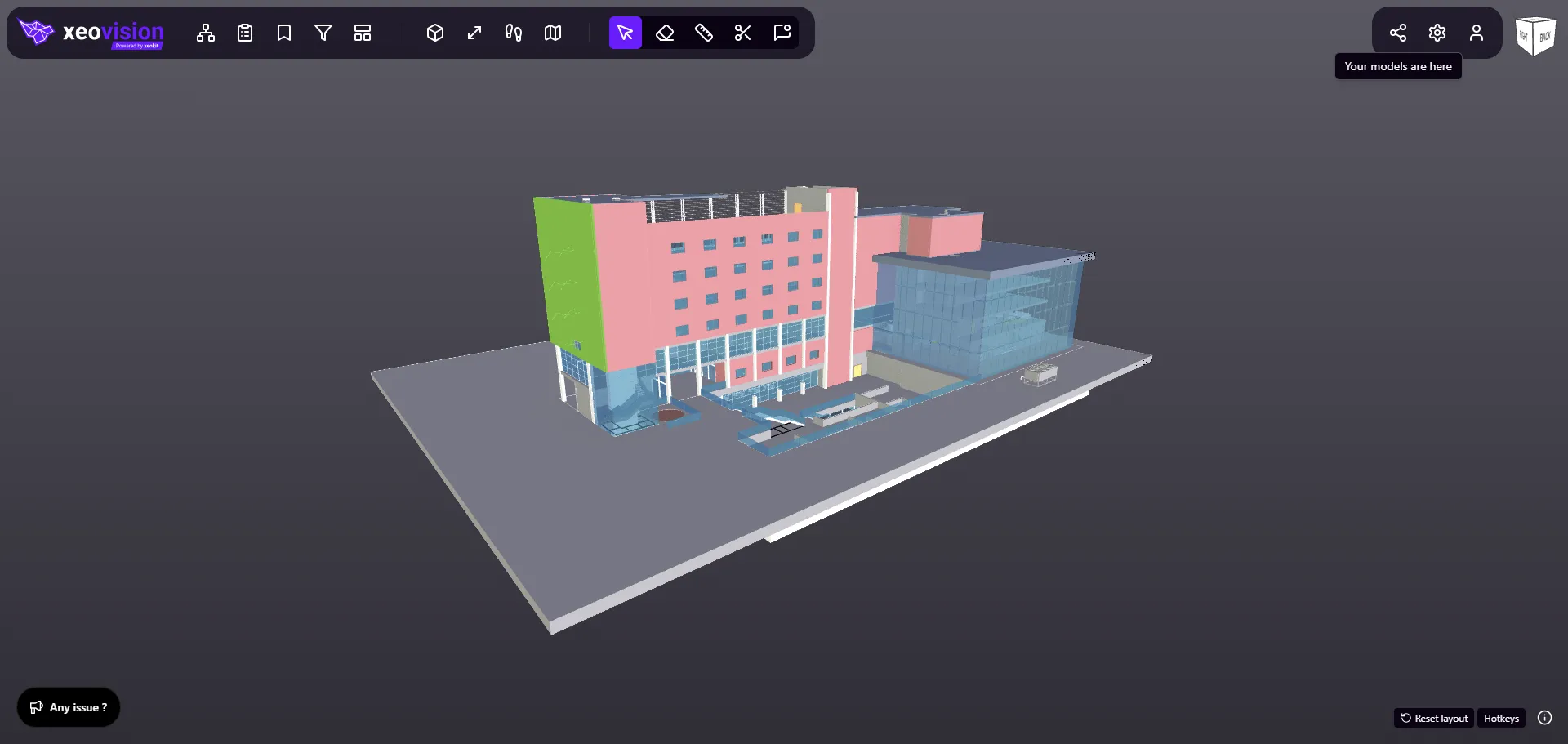 A building model open in xeoVision, with the navigation toolbar and view cube.