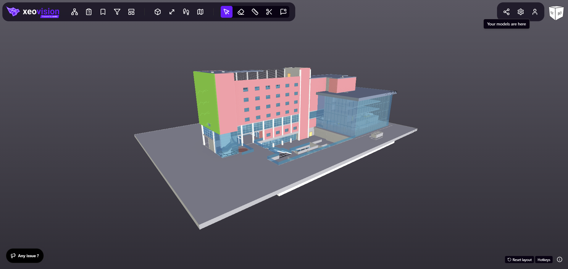 A building model open in xeoVision, with the navigation toolbar and view cube.